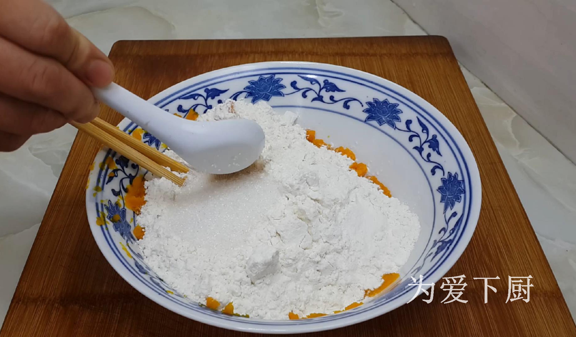 面粉别炸油条了，加半个南瓜，个个金黄鼓大泡，比面包蛋糕还香