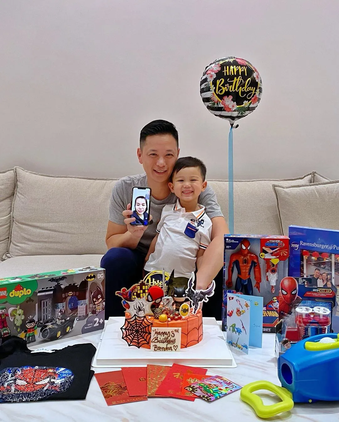 胡杏儿视频为大儿子庆生，一家三口开心同框，3岁奕霆懂事又可爱
