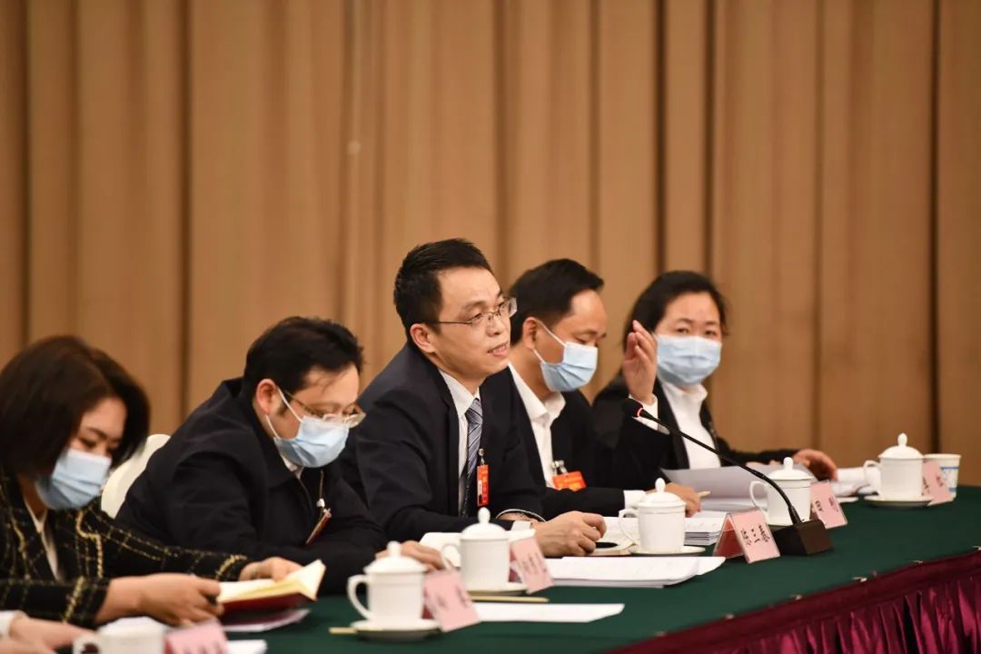 ​怀化代表团举行第六次全体会议