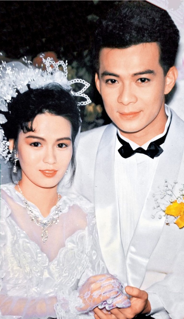 黄日华在爱妻临终前承诺永不再娶，买下夫妻墓