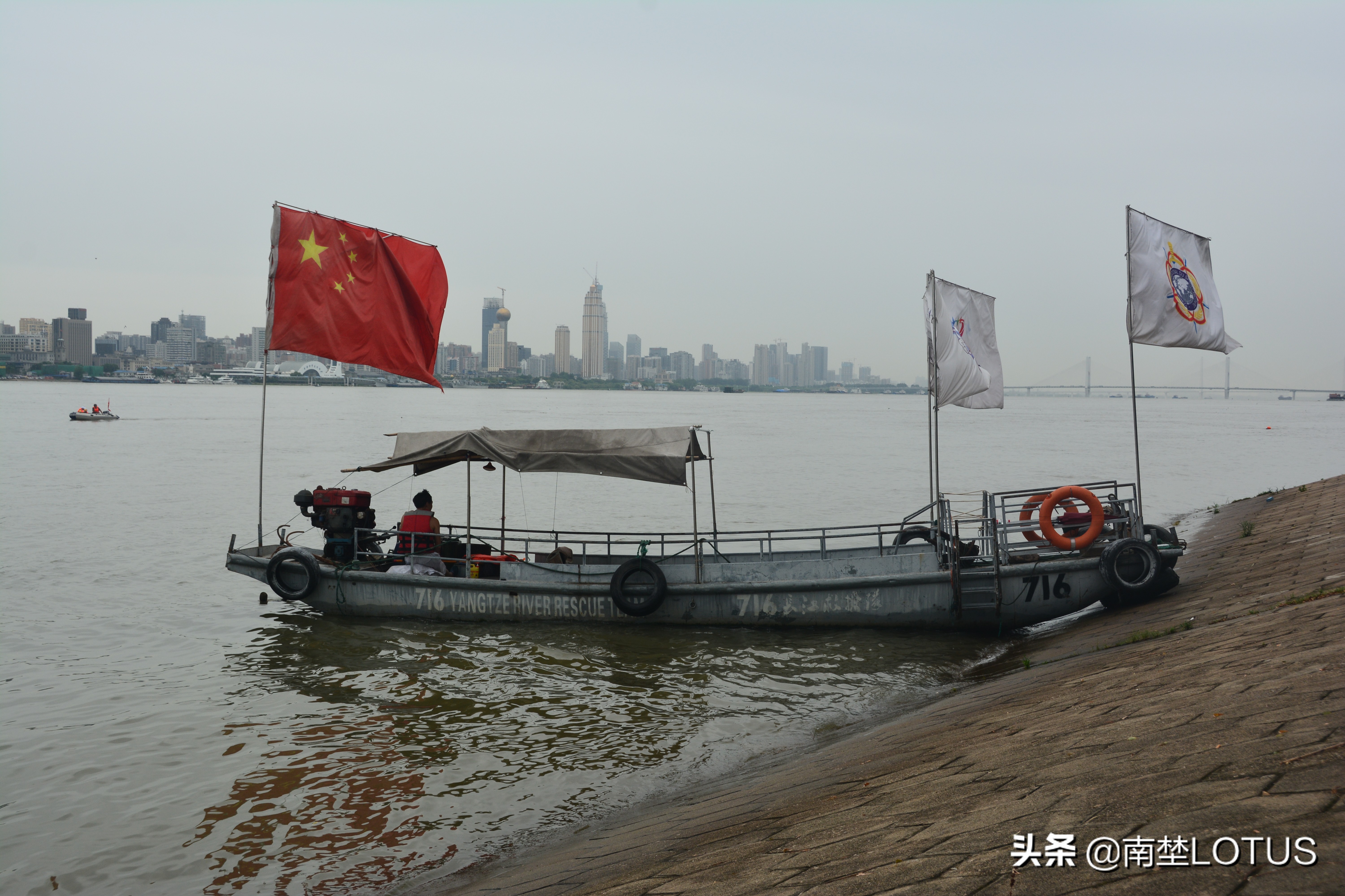 暴风雨也浇灭不了我们的热情(暴风雨浇灭不了江城716横渡长江游泳健将们的训练热情)