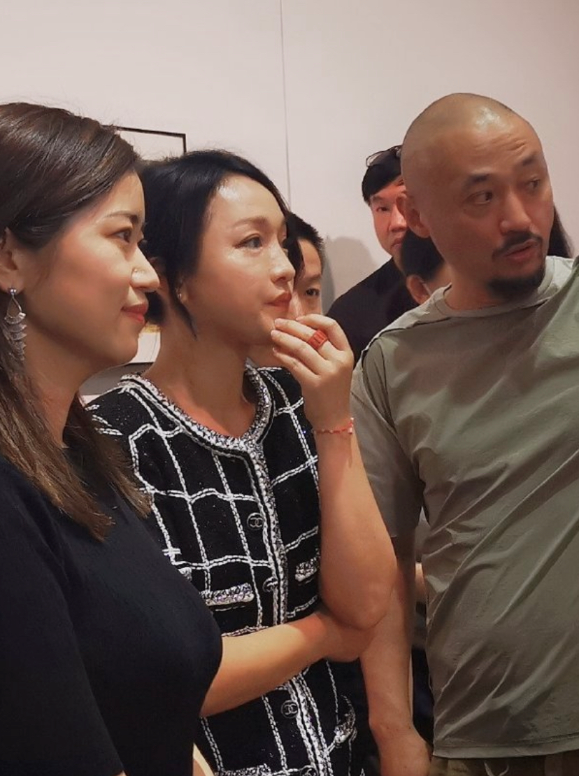 周迅被爆离婚后首现身，颈纹眼袋发际线后移，