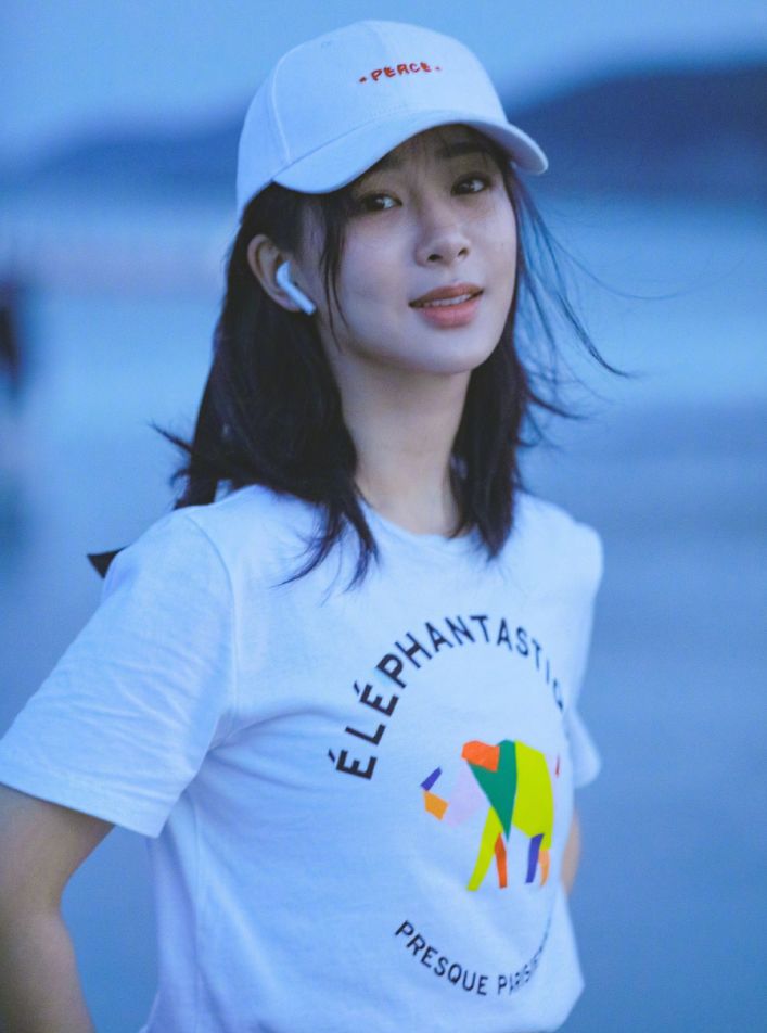 杨紫海边散步，日系穿搭文艺十足，一点没有2