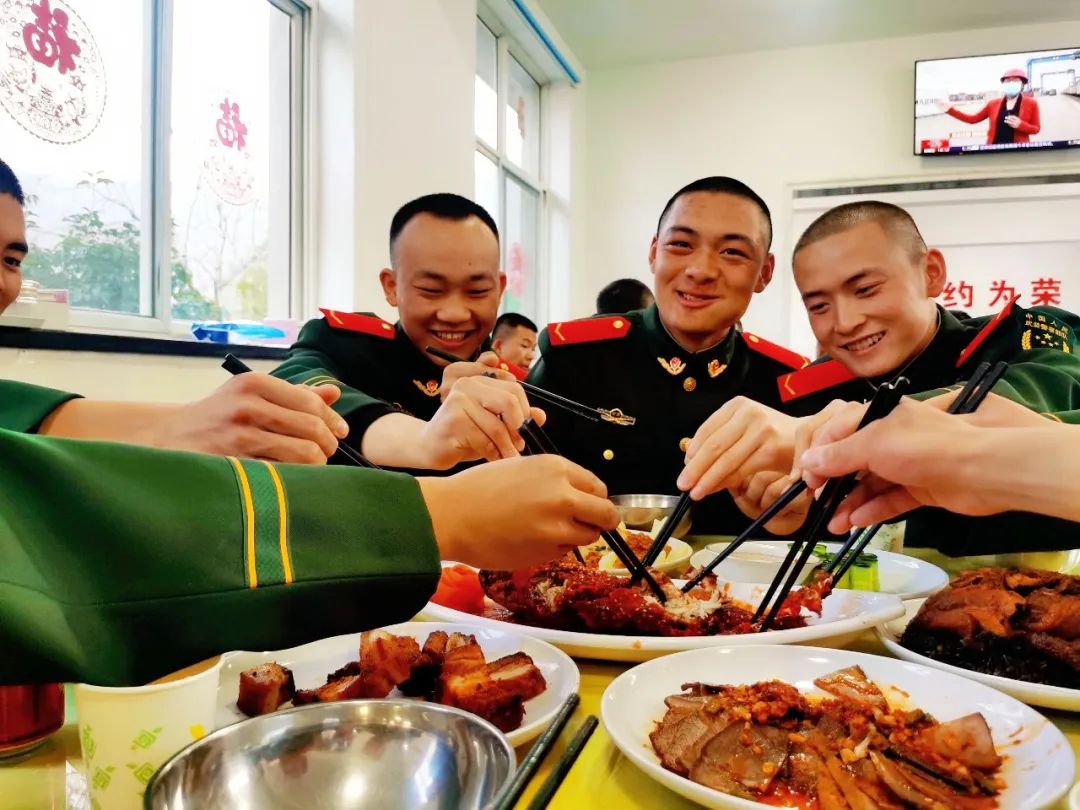 兵哥哥的“年夜饭”，看看哪个单位的伙食你最喜欢？