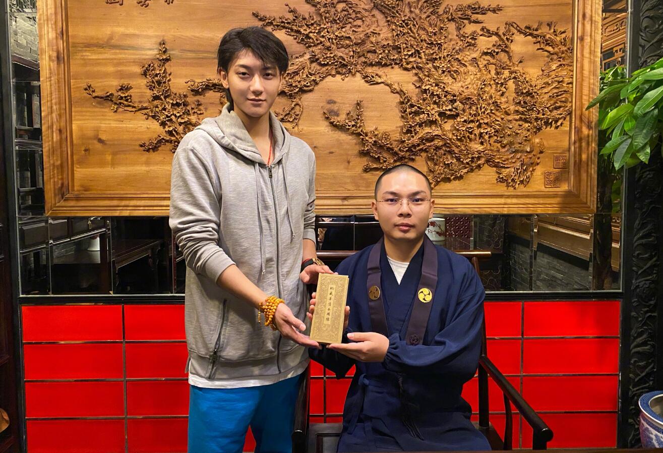 父亲去世后黄子韬首露面,晒与僧人合照身形消瘦,却面带淡然微笑