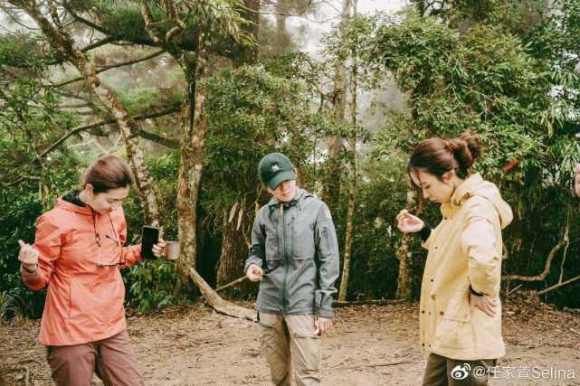 SHE合体过圣诞，贴头合照尽显姐妹情深，Ella笑成眯眯眼