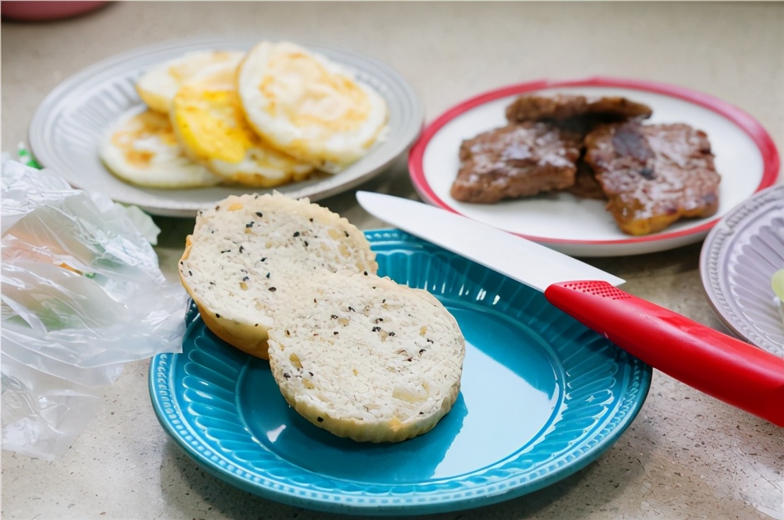 汉堡好吃又营养，食材自己搭配，小孩子喜欢吃得停不下嘴