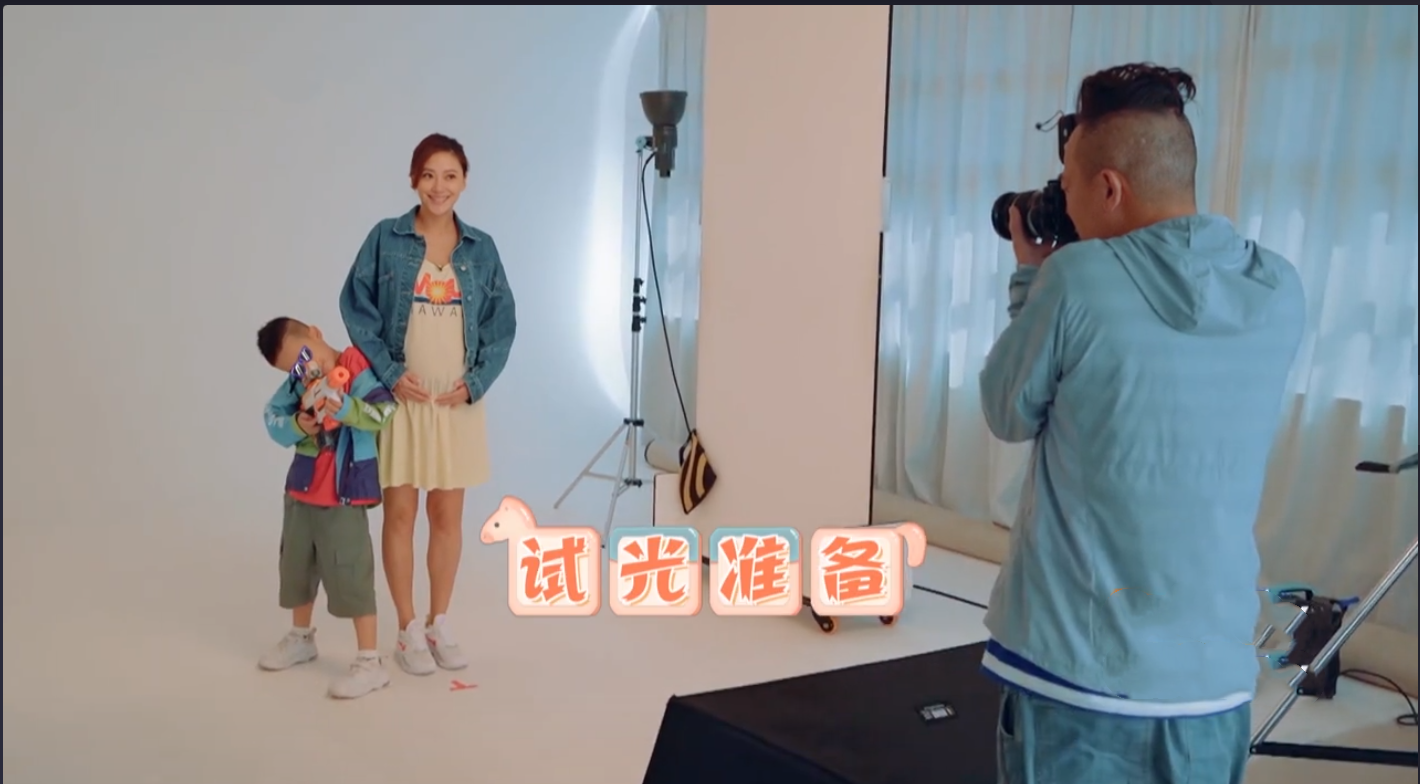 攝影小白陳小春為給應采兒、小小春、HOHO拍照，學習新技術