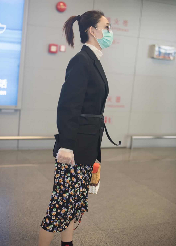 王丽坤真有一套，休闲装的都能“二八分”，但