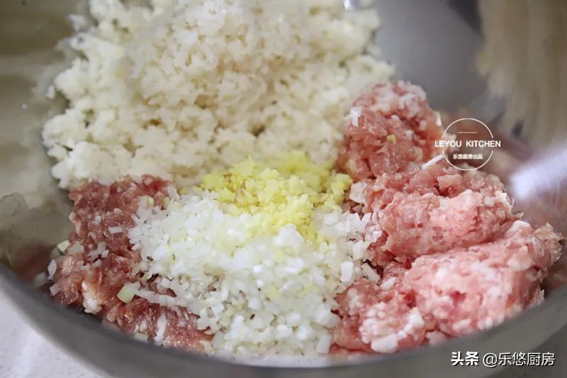 餐廳訂年夜飯，常點的一道大菜，不煎不炸，蒸熟就可以上桌