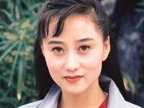 利智和李连杰携手现身赌王葬礼，这三位的爱恨情仇你知道多少？