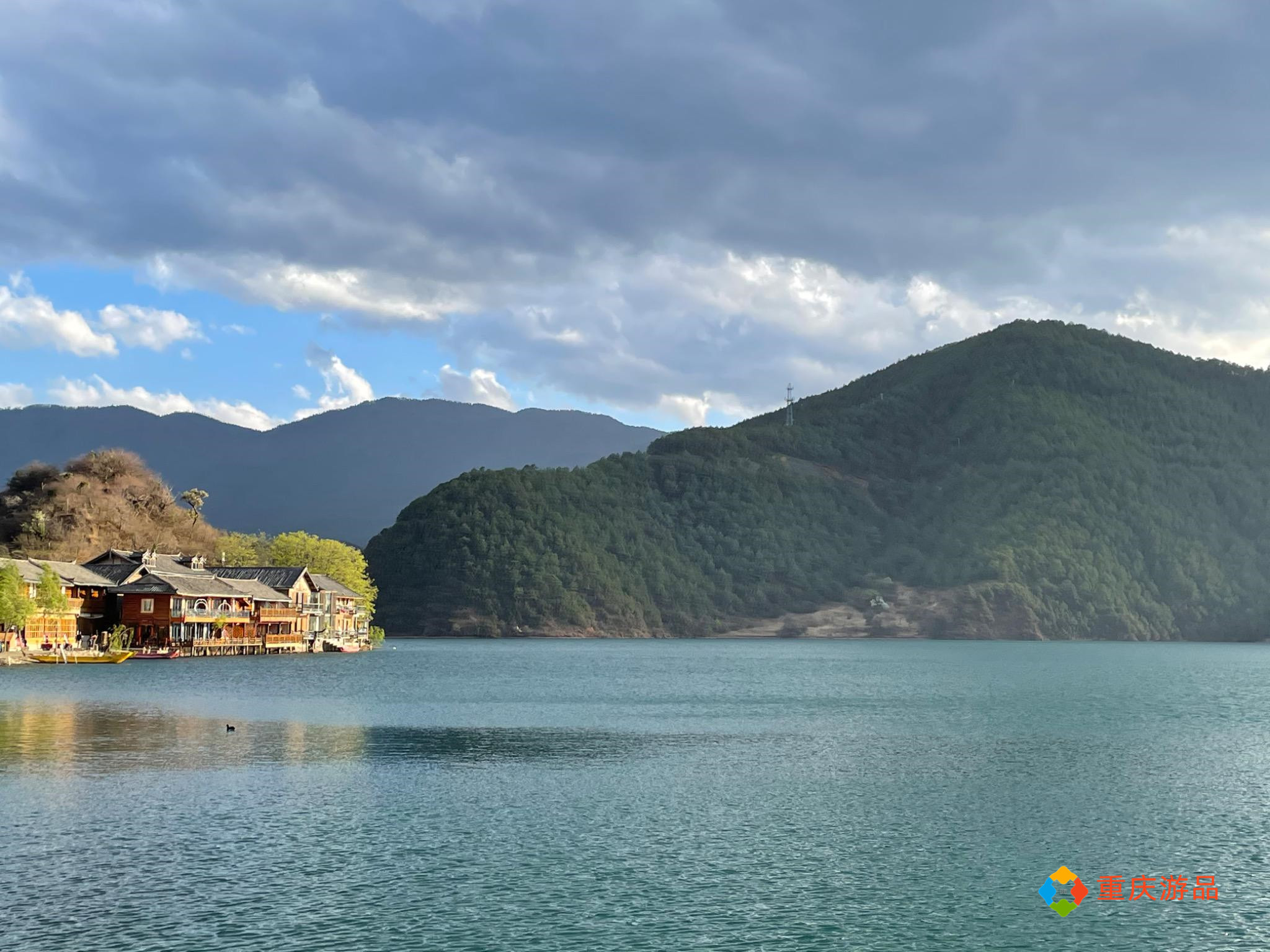 重庆小两口环游中国：穿上秋裤游泸沽湖，200块入住里格半岛