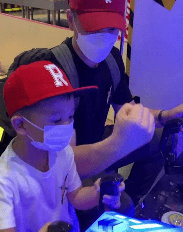 胡杏儿老公晒仨儿子时隔三个月团聚，奕霆奕霖争相亲吻弟弟超有爱