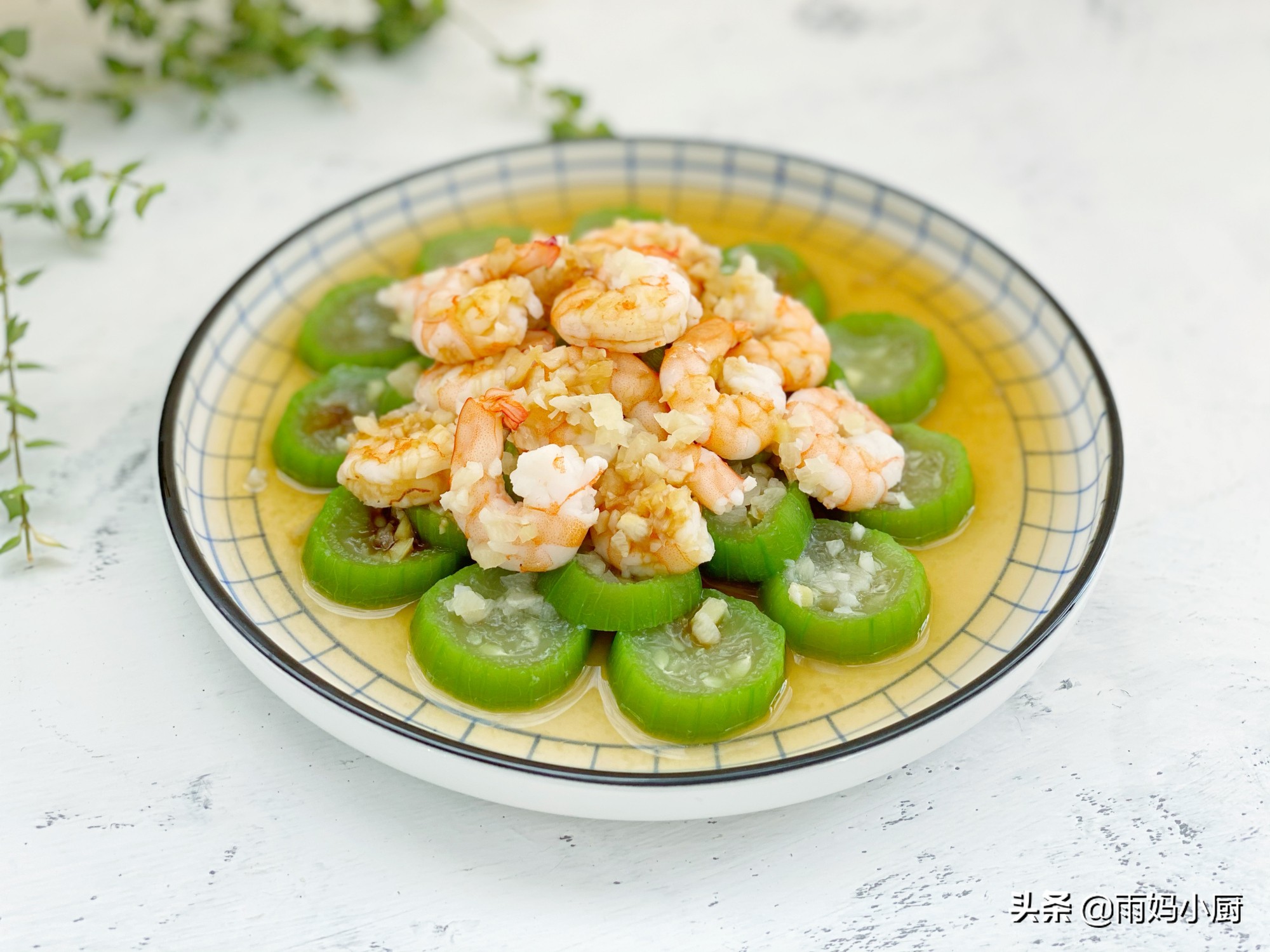 絲瓜和蝦仁一起蒸，味道鮮美又順滑，簡單易做上桌湯汁都不剩