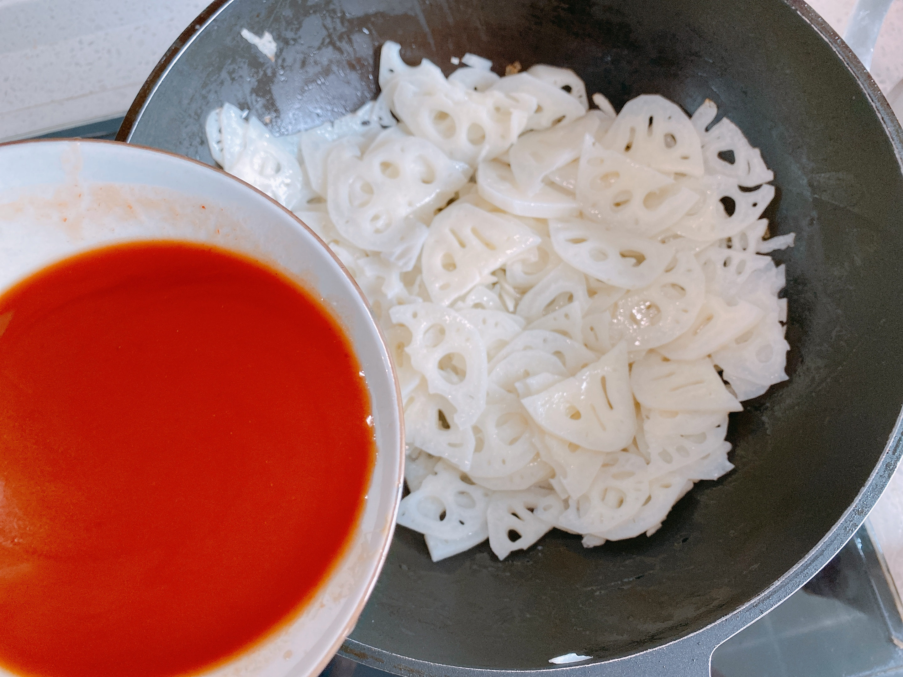 夏季开胃菜糖醋藕，掌握3个重点，色泽红亮不发黑，口感脆嫩酸甜