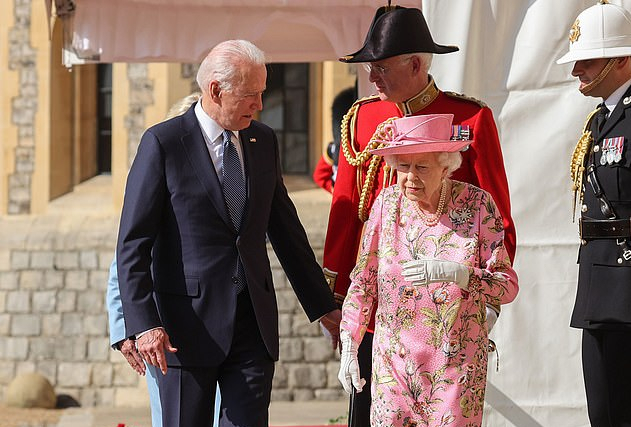 95岁英女王轻松玩转碎花裙！穿黄色碎花裙接见外宾，老奶奶太时髦