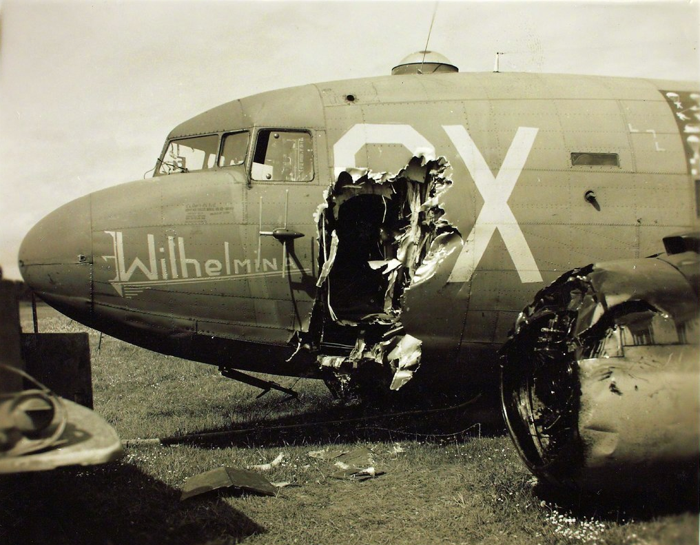 美军运输机发动机空中叶片断裂，机身被斩首，飞行员侥幸未成肉泥