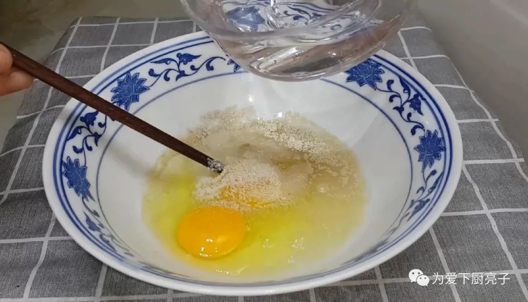 1斤麵粉，2袋酸奶，鍋裡一炸，個個焦脆又香甜，咬一口滿嘴直爆漿
