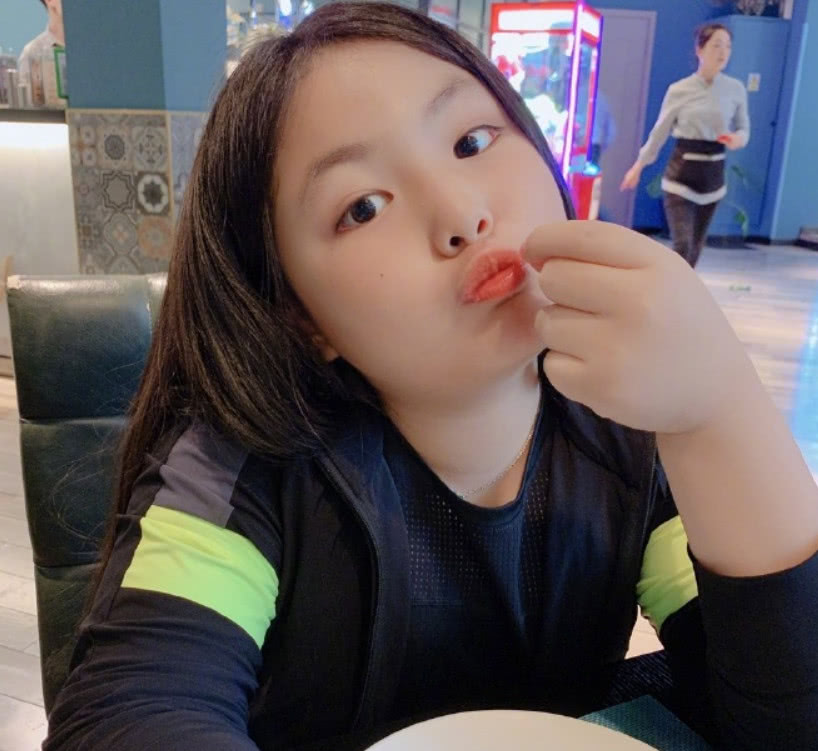 李湘晒出女儿10岁的近照，脸蛋不再是胖嘟嘟，王