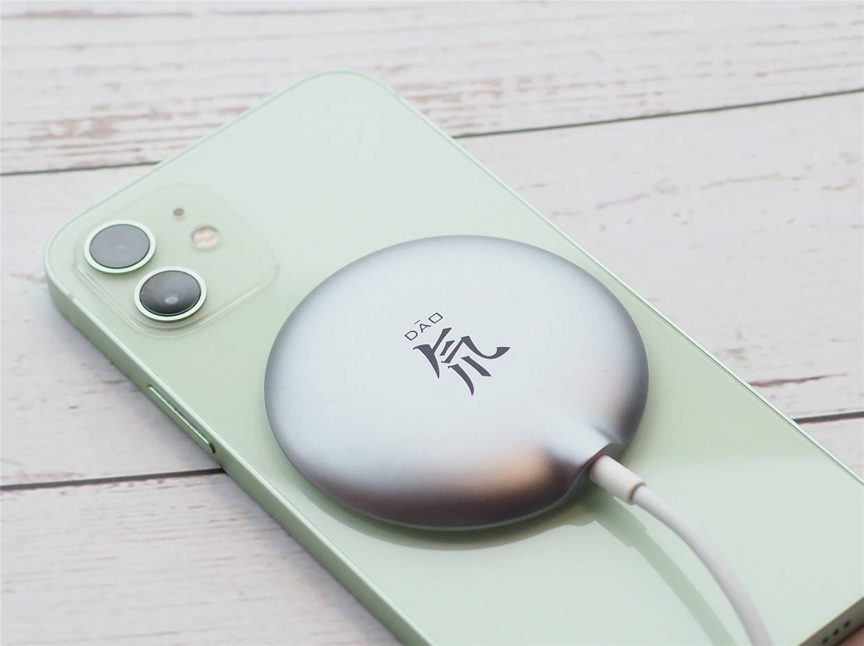 iPhone 12配件努比亚磁吸快充上手体验：好用不发热，带壳不脱落