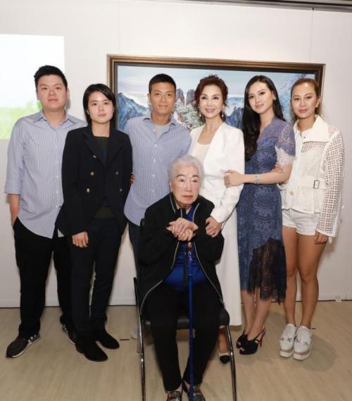 为富豪生5个孩子，婆婆怕她吃苦给4亿分手费，离婚后仍去照料婆婆