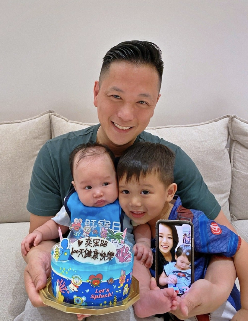 胡杏儿一家五口另类同框，为幼子庆祝百日，三胎与老大长相神相似