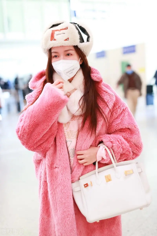 宋茜不仅才艺出众 搭配也是稳居C位 穿粉色绒毛
