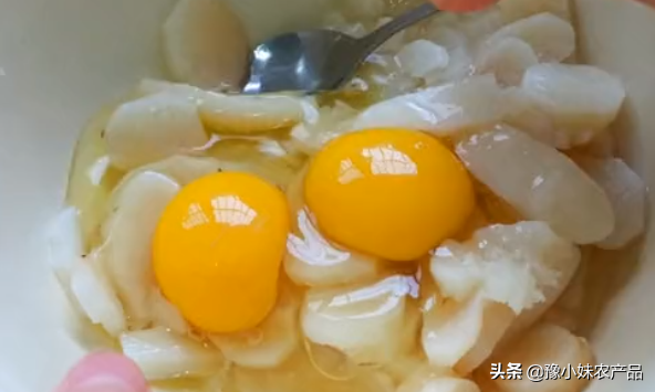 铁棍山药+鸡蛋做成小面食，内里绵软表皮香脆，香喷喷像小面包