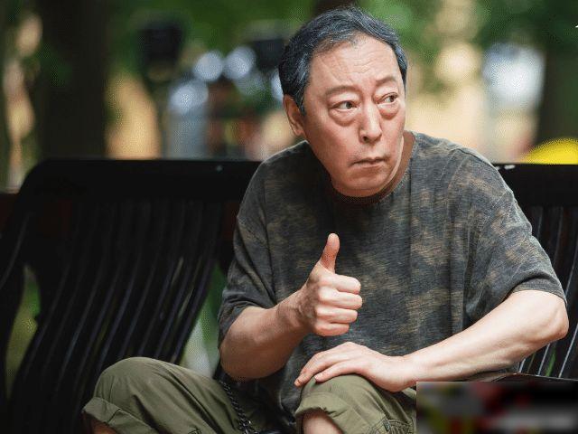 倪大红新剧来袭，一个卧躺仿佛苏大强附身，与白敬亭演爷孙戏