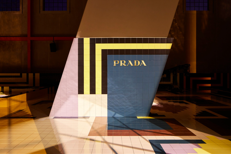 PRADA 在东京开了新店，OMA 的设计居然用海绵做墙面