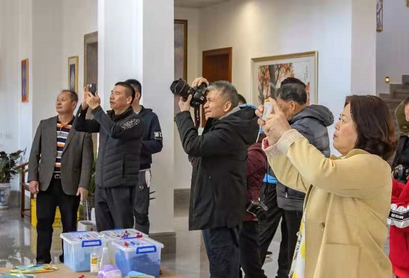 华英阁里映辉煌,万众一心正启航
