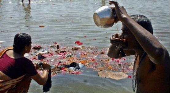 明明有自來水，印度人為何卻喝充滿垃圾的恒河水？