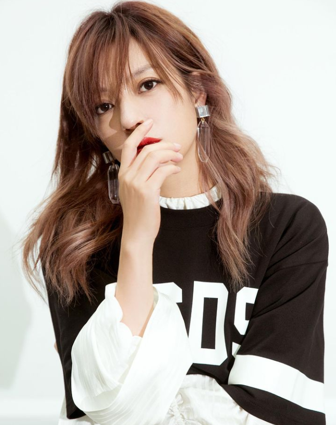 趙薇女兒人美心善，連續6年生日做慈善，捐款已高達上百萬