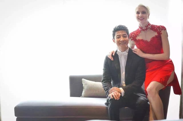 撒贝宁一家四口露面，龙凤胎首曝光，女儿穿千