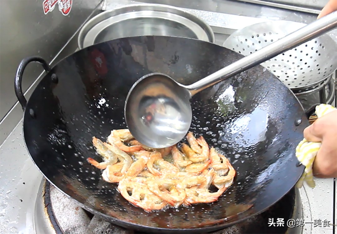 图片[7]-这才是油焖大虾的家常做法 色泽金黄 鲜嫩滑口 味道不输饭店-起舞食谱网