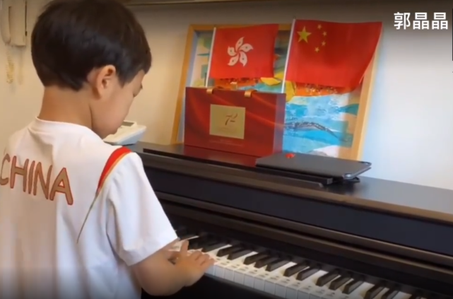 郭晶晶霍启刚一家为祖国庆生，8岁霍中曦弹奏国歌被赞有冠军风采