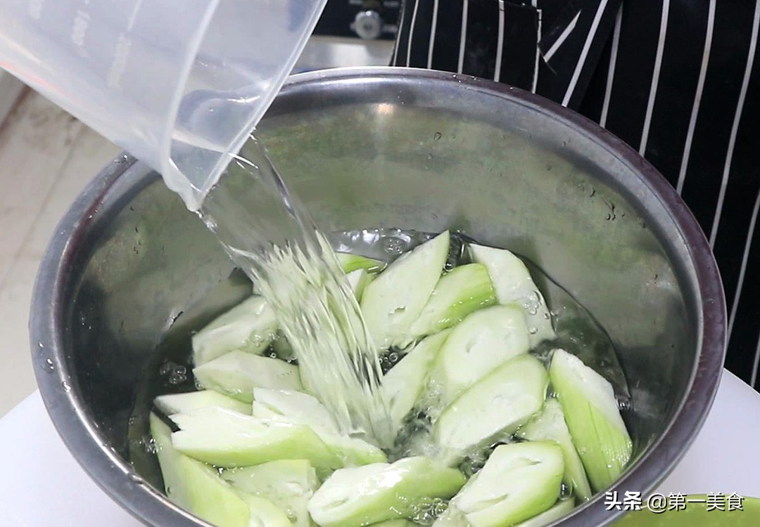 图片[2]-厨师长分享烧丝瓜的家常做法 学会这几个技巧 丝瓜翠绿不发黑-起舞食谱网