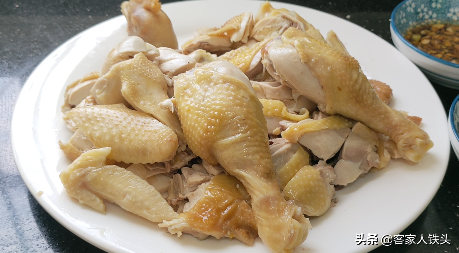 年夜飯雞肉怎樣吃？ 教你廣式白切雞正確做法，配2種蘸料爽滑味美