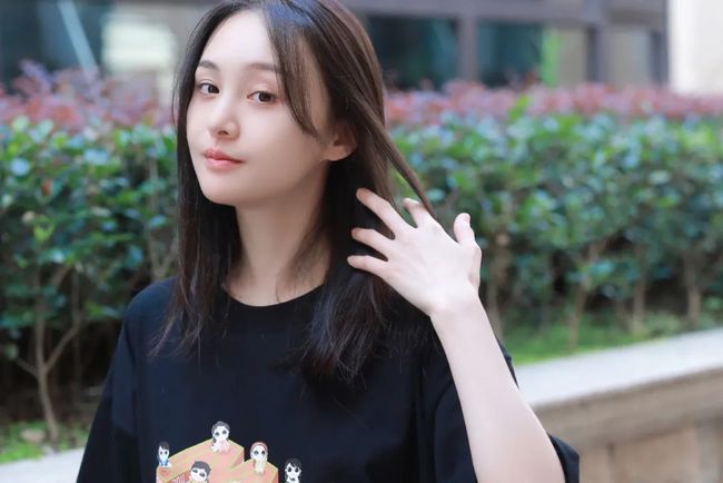 郑爽深夜发文自爆在美凄惨现状：喝自来水为生、卫生巾都要省着用
