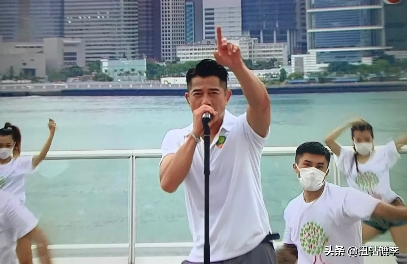 刘德华云演唱3首情歌致敬白衣天使，德才兼备的