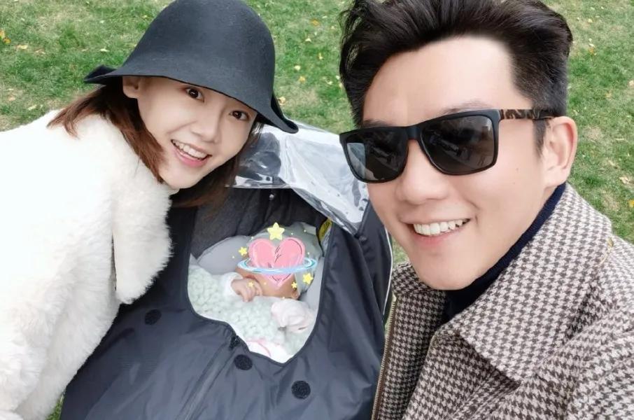 郑凯带妻子女儿出门游玩，苗苗产后恢复好，晒出一家三口全家福