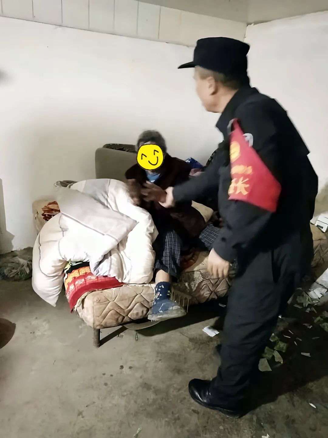 云南曲靖:民警背着83岁老奶奶找回家的路
