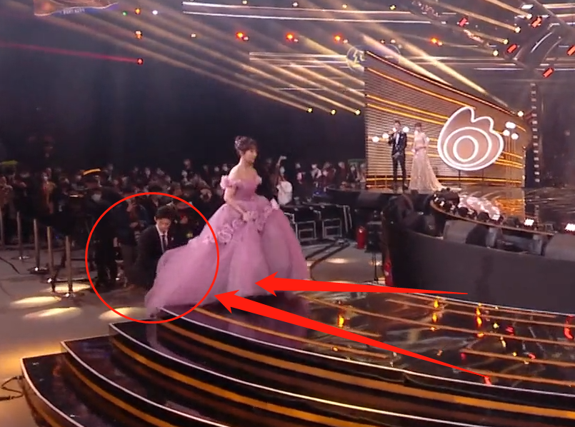 杨紫长裙走路容易摔，肖战下意识弯腰提裙摆，