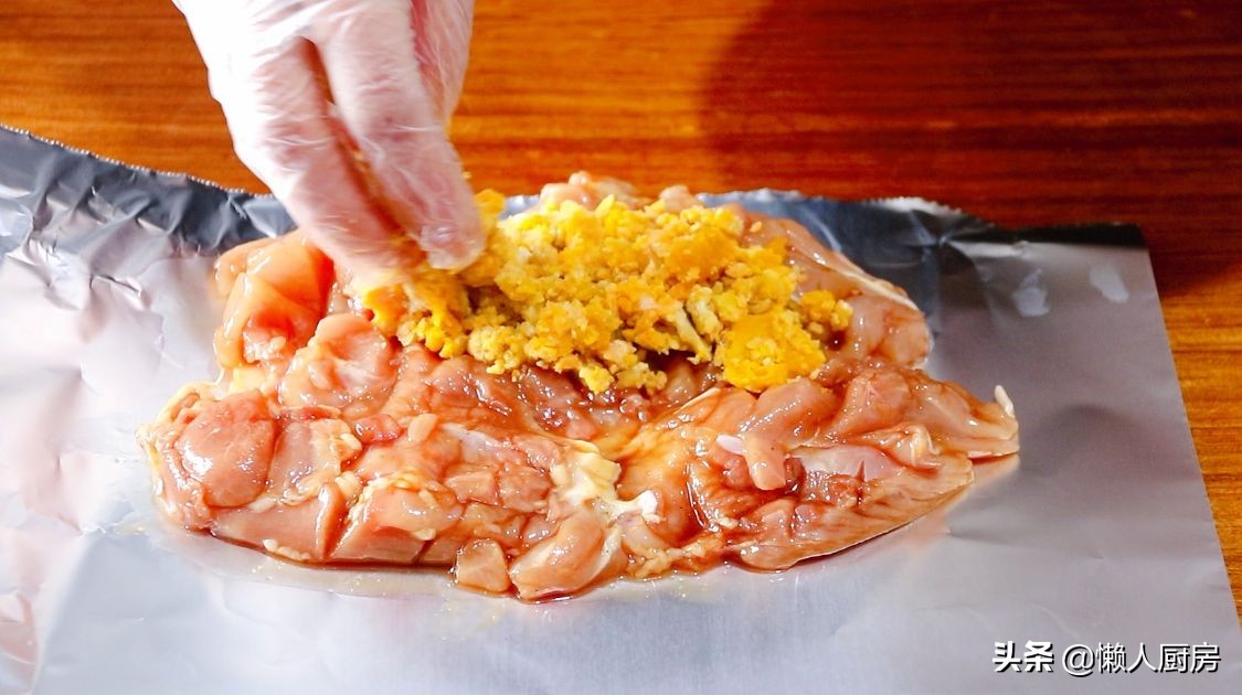 做鸡腿时，鸡肉里面包着咸蛋黄，记住这1点，没有腥味