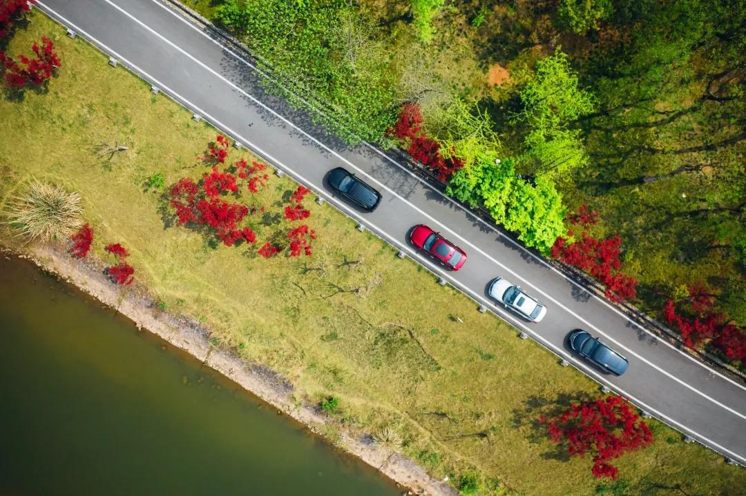 这款日系MPV车重超过两吨，百公里油耗却不到6L