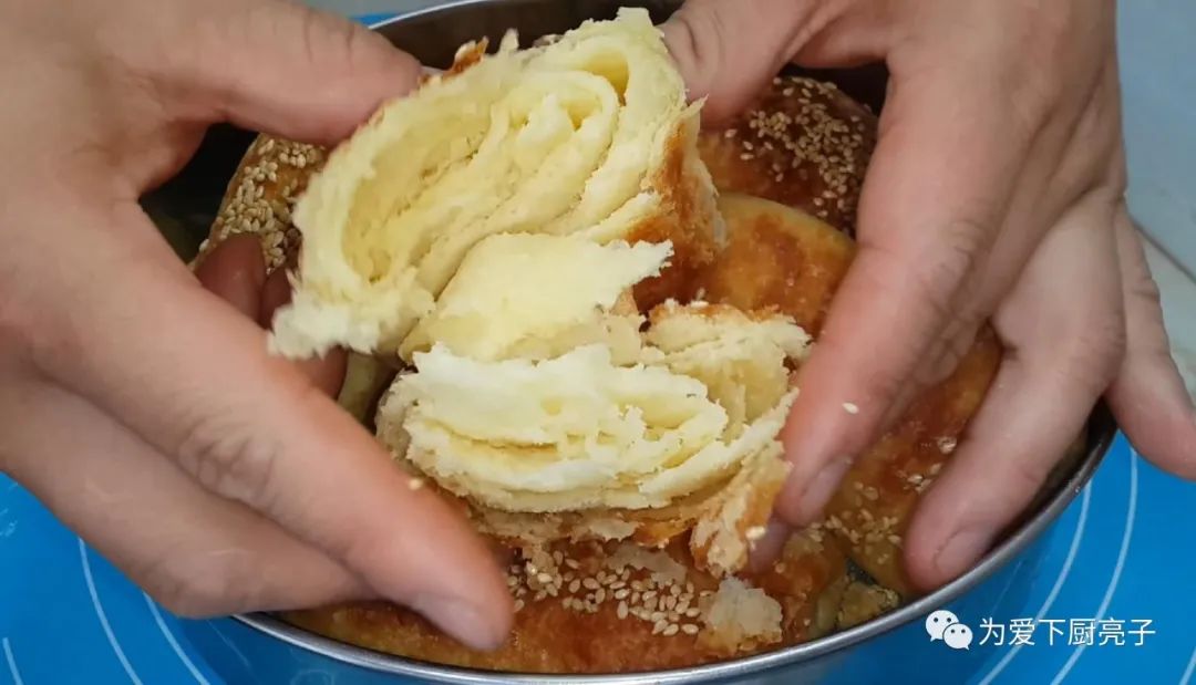 1斤麵粉，1勺白糖，掌握3個技巧，新手也能一次成功，香酥又好吃