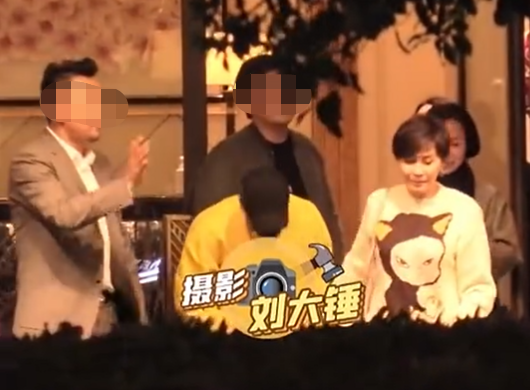 黄晓明深夜和刘嘉玲聚会，鞠躬道别太恭敬，对方刚删掉baby的微信