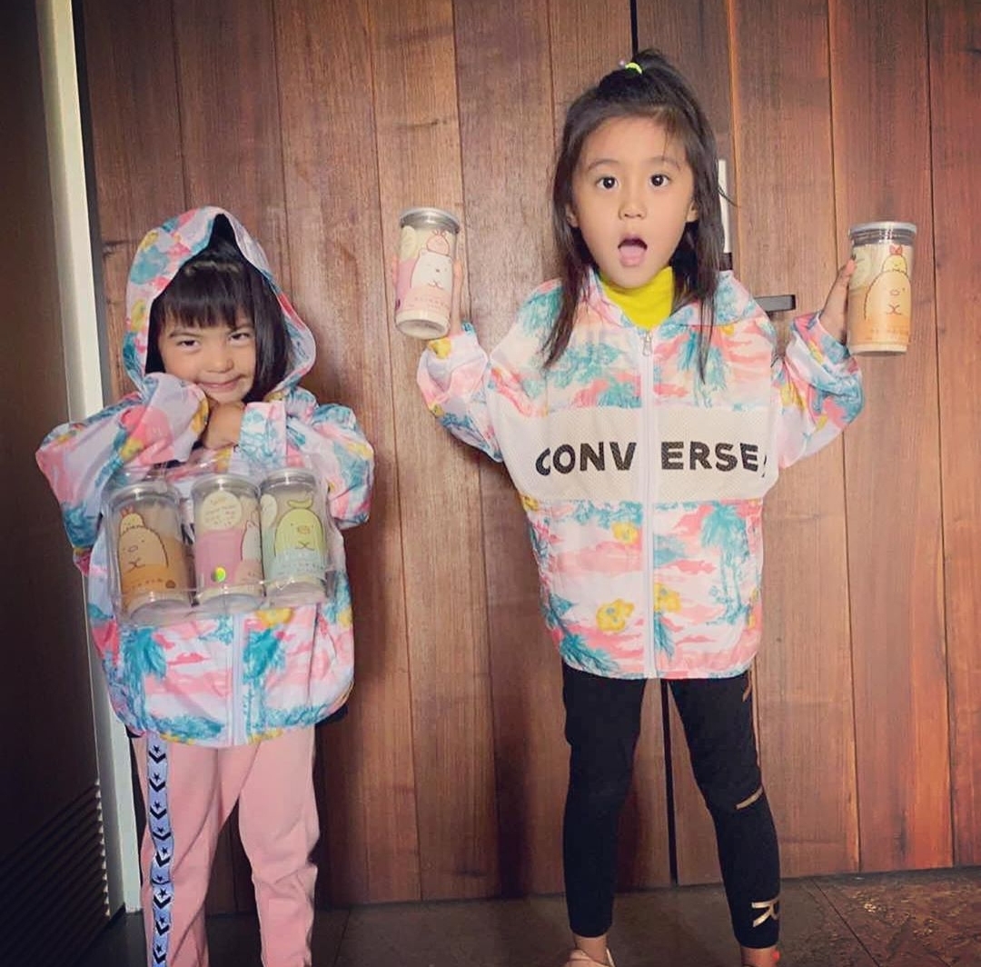 咘咘波妞穿同款，手持賈靜雯自創品牌新品麵條，變代言人古靈精怪