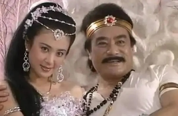 “美艳狐妃”傅艺伟的毁灭史，她的故事远比你
