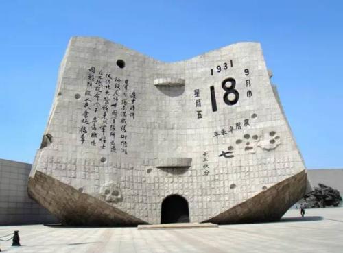 被囚半个世纪的张学良，为何临终前将亿万家财，悉数捐给美国？